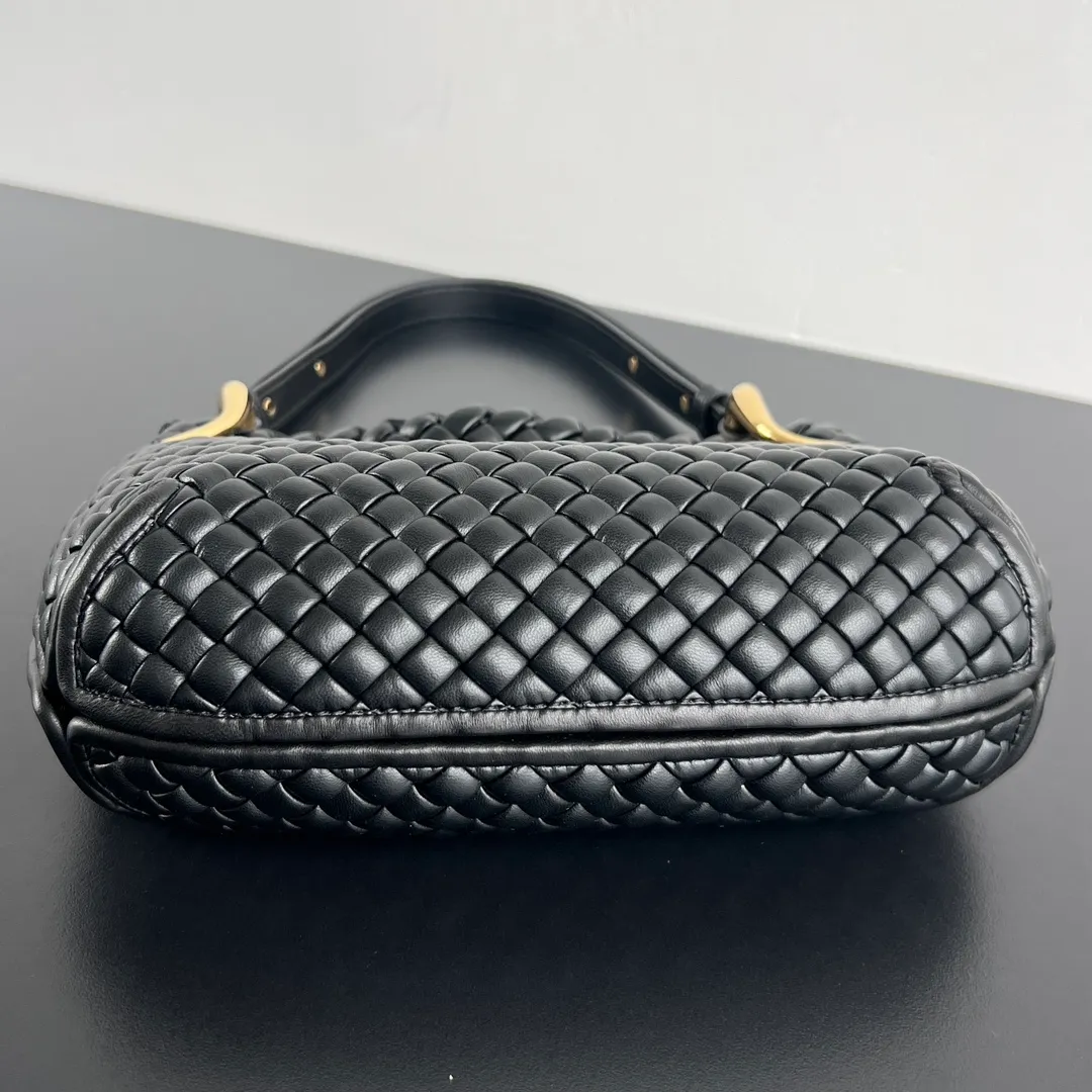 Batch 3000 #Bv 2023 early spring new product Clicker 730968 returns to the most classic small weave. The entire bag is made of lamb woven leather, which perfectly highlights the exquisite craftsmanship of our bottega. The metal at the fixed shoulder strap is made of Muse brass and is inspired by pipe clips. It highlights the sense of high-end temperament, intellectual elegance 💓The interior capacity is large enough for daily needs, and will be young and fashionable. The modern style runs through it, and the one strongly recommended by Internet celebrity bloggers will capture your heart! 💕 Size: 27x19x11.5